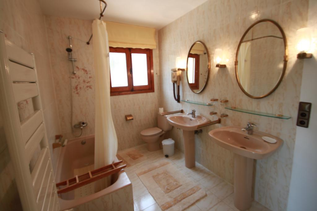 Chrisuli - Well Furnished Villa With Panoramic Views In 모라이라 객실 사진